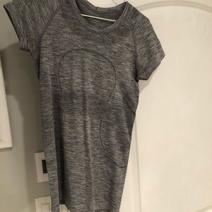 Lululemon swiftly tee grey sz 6 EUC